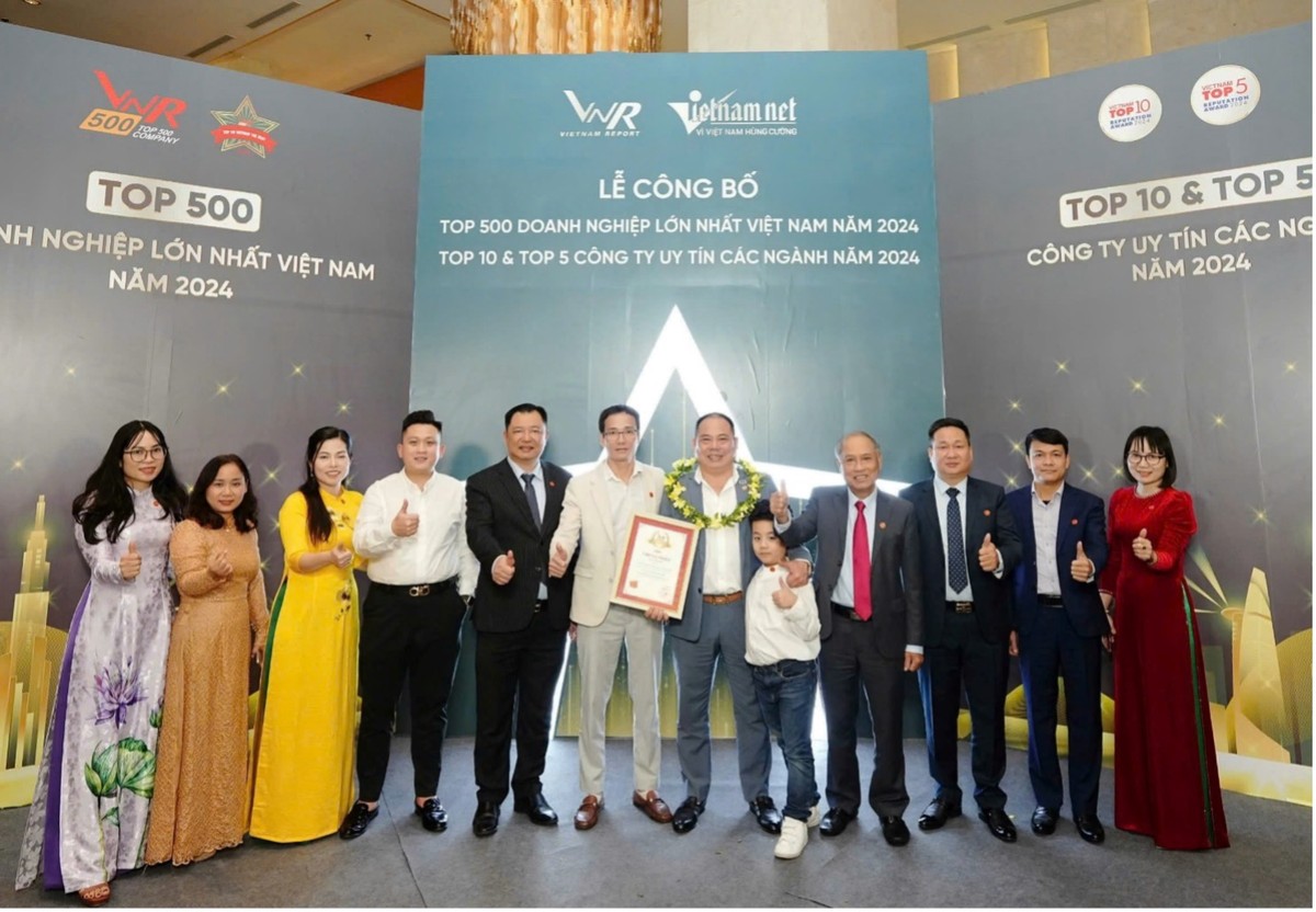 Việc nằm trong Top 500 doanh nghiệp lớn nhất Việt Nam năm 2024, cho thấy sự tăng trưởng vượt bậc và sự phát triển bền vững của Tập đoàn Ngân Tín Group (trong ảnh: Ban Lãnh đạo Tập đoàn tham gia Lễ công bố Top 500 DN lớn nhất Việt Nam năm 2024)