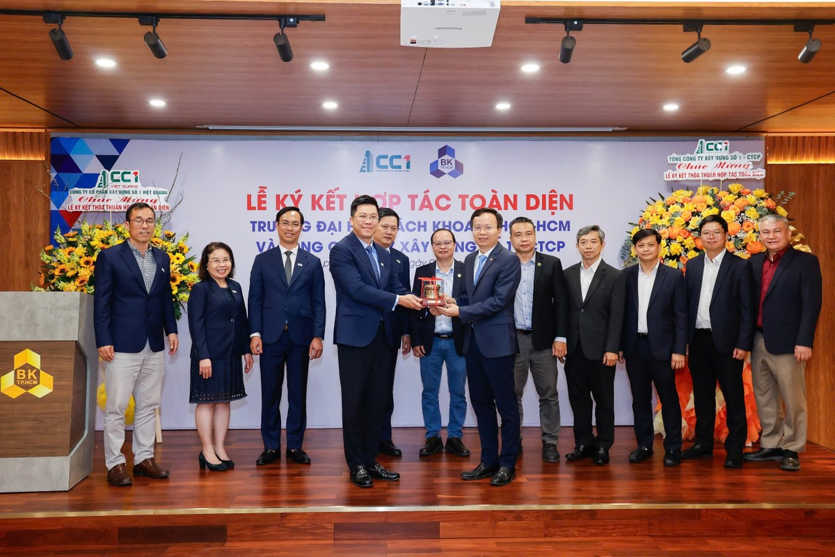 Ông Lê Bảo Anh (bên trái), Tổng giám đốc CC1 trao quà lưu niệm cho đại diện Trường Đại học Bách khoa - Đại học Quốc gia TP.HCM