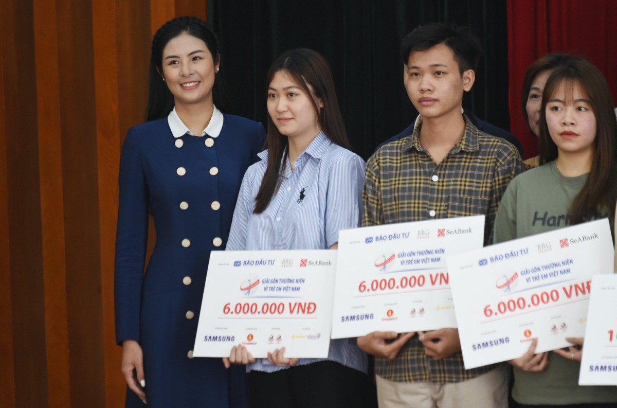 Hoa hậu Ngọc Hân chụp ảnh lưu niệm cùng các em học sinh tại buổi họp báo