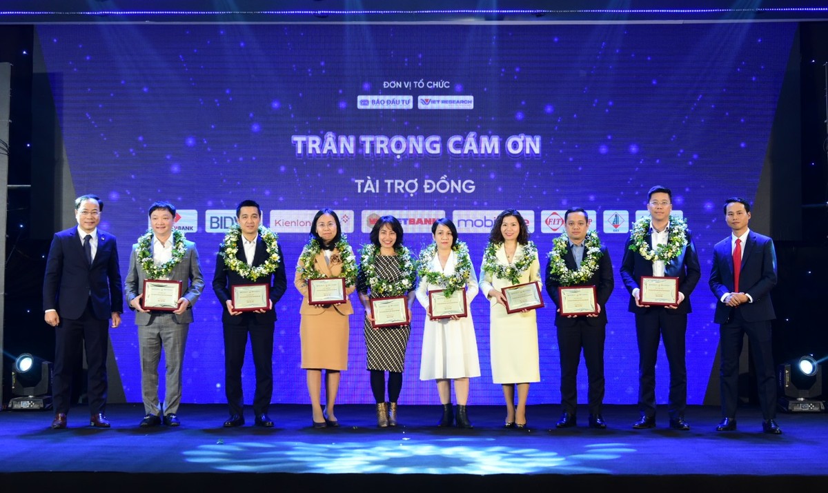 Ban tổ chức trao chứng nhận cho các đơn vị đồng hành cùng chương trình. Ảnh: Dũng Minh Ban tổ chức trao chứng nhận cho các đơn vị đồng hành cùng chương trình. Ảnh: Dũng Minh