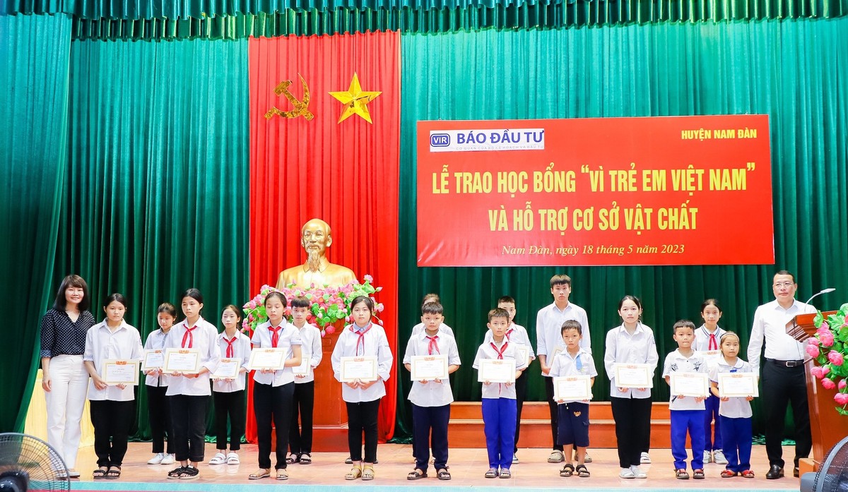 Bà Nguyễn Thị Thu Lan - Phó Bí thư thường trực Đảng uỷ cơ quan Bộ Kế hoạch và Đầu tư và ông Phạm Hồng Quang - Giám đốc Sở Kế hoạch và Đầu tư tỉnh Nghệ An trao học bổng và giấy chứng nhận cho các em học sinh tiêu biểu. Bà Nguyễn Thị Thu Lan - Phó Bí thư thường trực Đảng uỷ cơ quan Bộ Kế hoạch và Đầu tư và ông Phạm Hồng Quang - Giám đốc Sở Kế hoạch và Đầu tư tỉnh Nghệ An trao học bổng và giấy chứng nhận cho các em học sinh tiêu biểu.