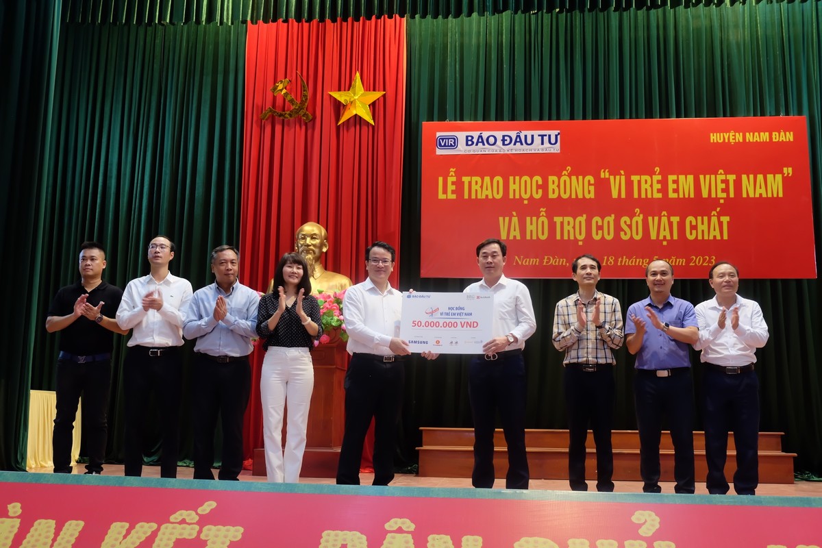 Ông Trần Quốc Phương (thứ năm từ trái qua), Thứ trưởng Bộ Kế hoạch và Đầu tư trao tặng biểu trưng 50 suất học bổng trị giá 50 triệu đồng cho học sinh tiêu biểu huyện Hưng Nguyên cho ông Nguyễn Hữu Hà (thứ tư từ phải qua), Phó Chủ tịch UBND huyện Hưng Nguyên. Ông Trần Quốc Phương (thứ năm từ trái qua), Thứ trưởng Bộ Kế hoạch và Đầu tư trao tặng biểu trưng 50 suất học bổng trị giá 50 triệu đồng cho học sinh tiêu biểu huyện Hưng Nguyên cho ông Nguyễn Hữu Hà (thứ tư từ phải qua), Phó Chủ tịch UBND huyện Hưng Nguyên.