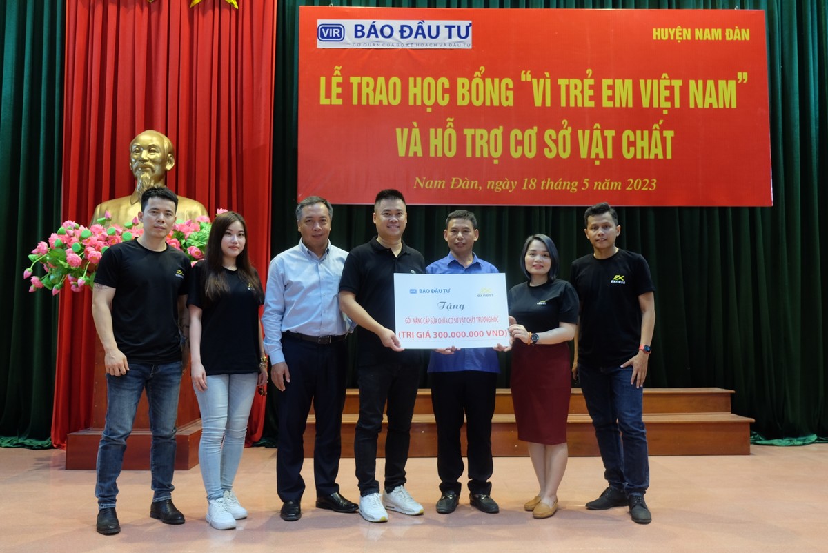 Đại diện nhà tài trợ trao biểu trưng 300 triệu đồng hỗ trợ xây dựng cơ sở vật chất cho Trường THCS Hưng Thái Nghĩa. Đại diện nhà tài trợ trao biểu trưng 300 triệu đồng hỗ trợ xây dựng cơ sở vật chất cho Trường THCS Hưng Thái Nghĩa.