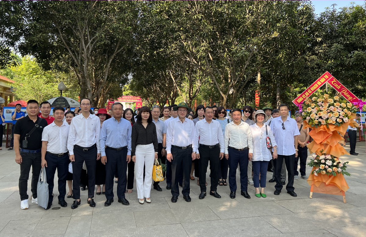 Đoàn công tác Bộ Kế hoạch và Đầu tư cùng các đơn vị tài trợ vào dâng hương tại cụm di tích Làng Sen và đền Chung Sơn. Đoàn công tác Bộ Kế hoạch và Đầu tư cùng các đơn vị tài trợ vào dâng hương tại cụm di tích Làng Sen và đền Chung Sơn.