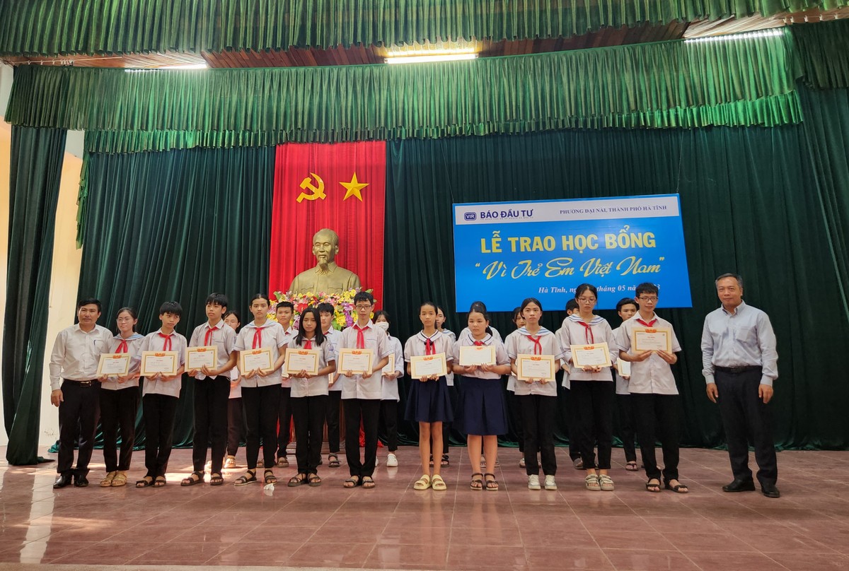 Ông Lê Trọng Minh (ngoài cùng bên phải), Tổng Biên tập Báo Đầu tư và ông Phạm Mạnh Hiền, Chủ tịch UBND phường Đại Nài lên trao giấy khen và học bổng cho các em học sinh Ông Lê Trọng Minh (ngoài cùng bên phải), Tổng Biên tập Báo Đầu tư và ông Phạm Mạnh Hiền, Chủ tịch UBND phường Đại Nài lên trao giấy khen và học bổng cho các em học sinh
