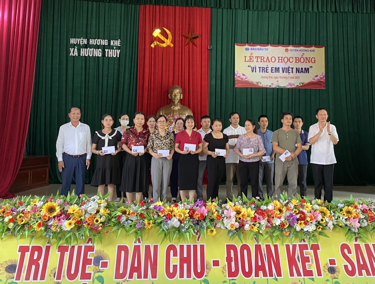 30 giáo viên huyện Hương Khê nhận phần quà từ các nhà tài trợ 30 giáo viên huyện Hương Khê nhận phần quà từ các nhà tài trợ