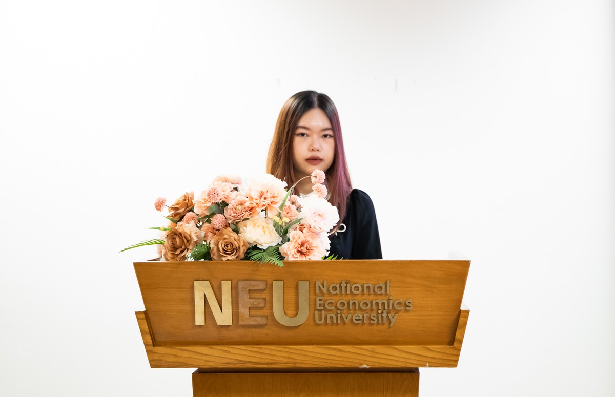 Bạn Lê Thủy Tiên, Chủ nhiệm CLB Chứng khoán Sinh viên (SSC) - Trưởng Đại học Kinh tế Quốc dân phát biểu tại Lễ phát động. Nguồn: SSC Bạn Lê Thủy Tiên, Chủ nhiệm CLB Chứng khoán Sinh viên (SSC) - Trưởng Đại học Kinh tế Quốc dân phát biểu tại Lễ phát động. Nguồn: SSC