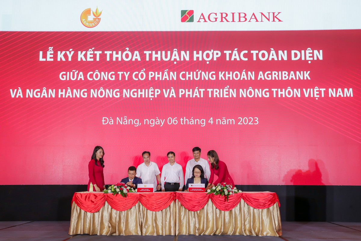 Đại diện lãnh đạo Agriseco và Agribank tại Lễ ký kết Thỏa thuận hợp tác toàn diện Đại diện lãnh đạo Agriseco và Agribank tại Lễ ký kết Thỏa thuận hợp tác toàn diện