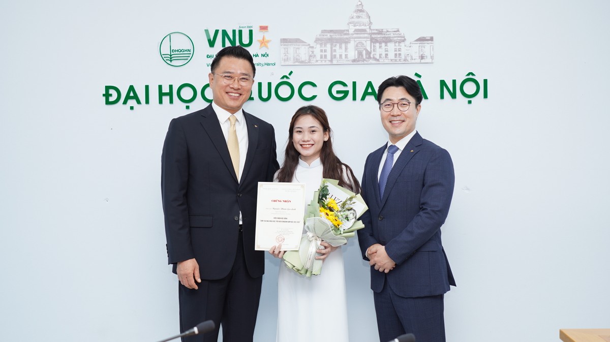 Sinh viên Nguyễn Phạm Gia Linh nhận học bổng Ươm tạo nhà khoa học trẻ KBSV Sinh viên Nguyễn Phạm Gia Linh nhận học bổng Ươm tạo nhà khoa học trẻ KBSV