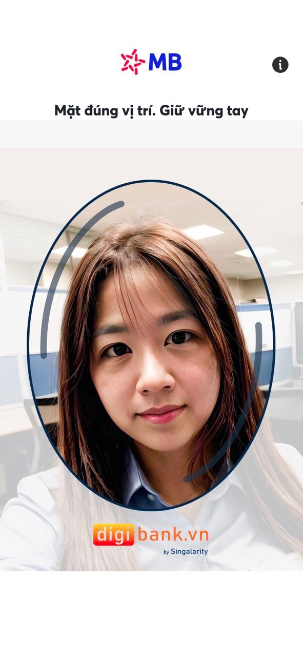 Giao diện app khi thực hiện xác thực giao dịch chuyển khoản bằng khuôn mặt. Ảnh: MB Giao diện app khi thực hiện xác thực giao dịch chuyển khoản bằng khuôn mặt. Ảnh: MB