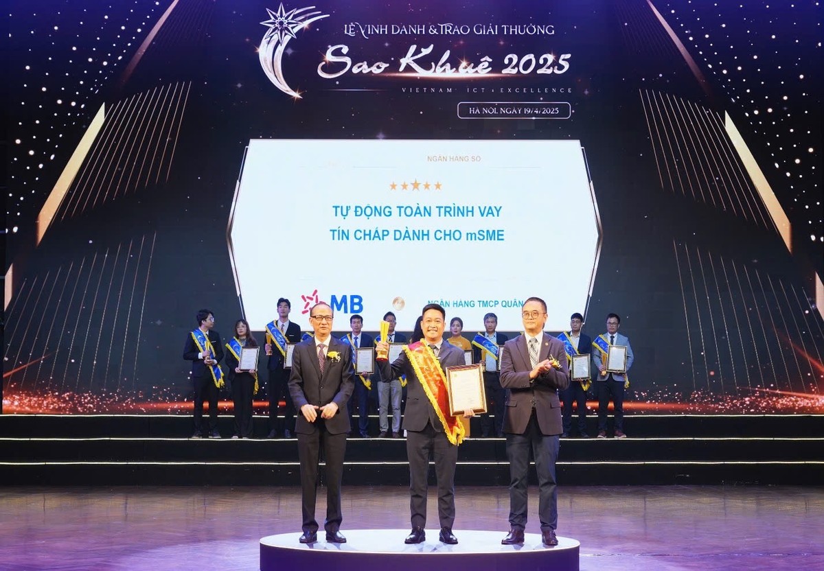 Đại diện MB nhận giải thưởng Sao Khuê cho hạng mục đạt đề cử 5 sao Đại diện MB nhận giải thưởng Sao Khuê cho hạng mục đạt đề cử 5 sao