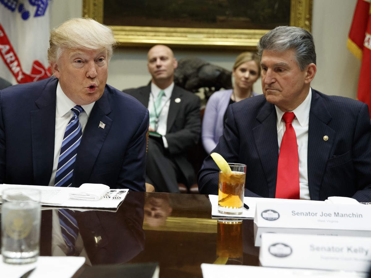 Tiết lộ Thượng nghị sĩ Dân chủ mà ông Trump muốn kéo về phe mình trong phiên toà luận tội ảnh 1 Tiết lộ Thượng nghị sĩ Dân chủ mà ông Trump muốn kéo về phe mình trong phiên toà luận tội ảnh 1