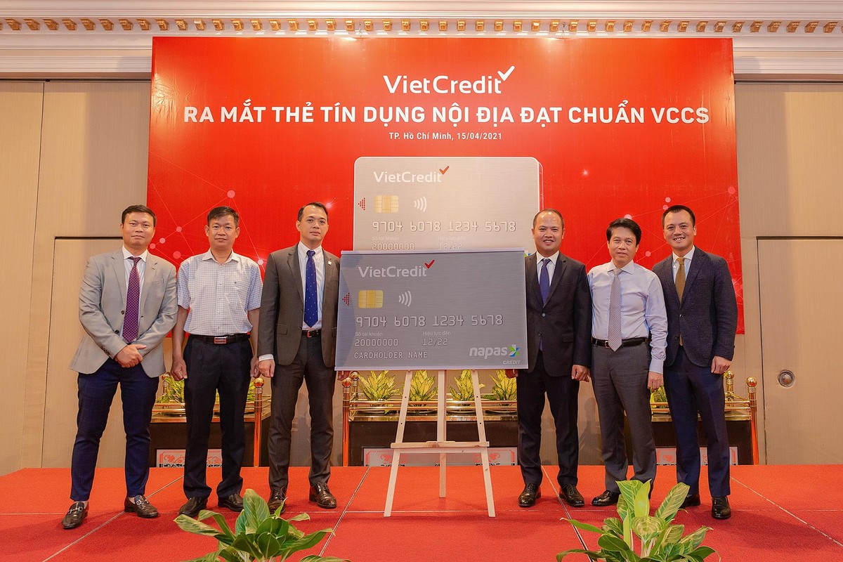 Đại diện NHNN, NAPAS và VietCredit cùng chụp hình lưu niệm Đại diện NHNN, NAPAS và VietCredit cùng chụp hình lưu niệm