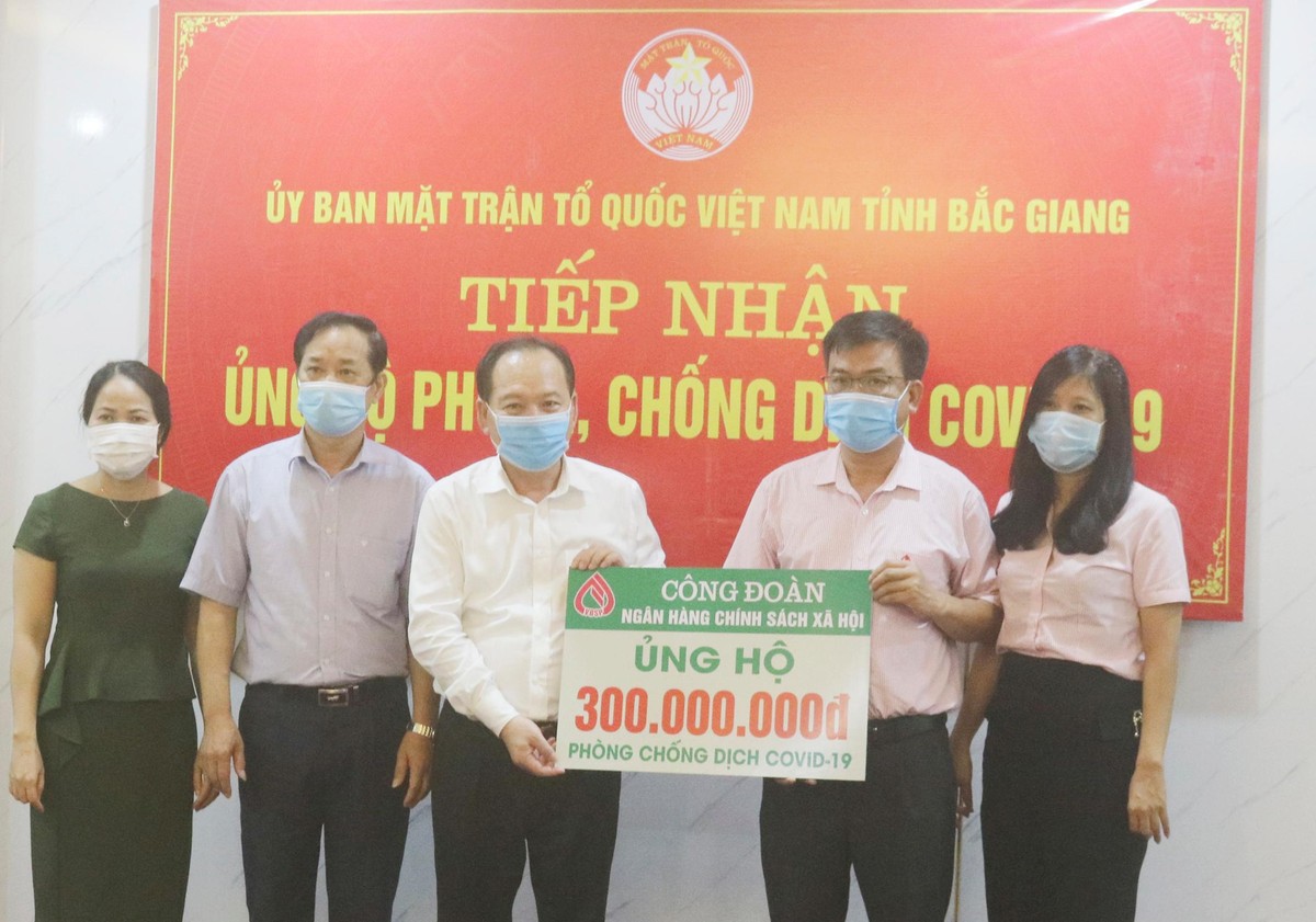 Công đoàn NHCSXH tỉnh Bắc Giang trao 300 triệu đồng cho Uỷ ban MTTQ tỉnh để hỗ trợ cho các đơn vị trên địa bàn
