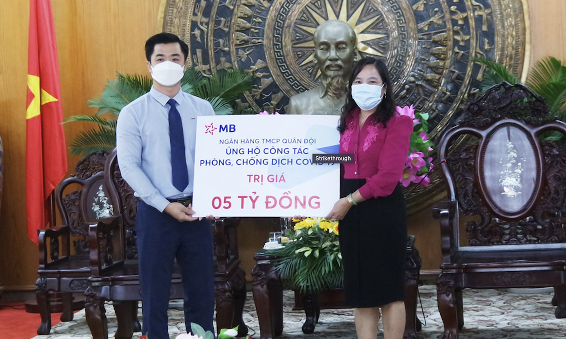 Đại diện MB trao tặng 5 tỷ đồng đến Quỹ phòng, chống COVID-19 trên địa bàn tỉnh Long An ngày 18/8. Đại diện MB trao tặng 5 tỷ đồng đến Quỹ phòng, chống COVID-19 trên địa bàn tỉnh Long An ngày 18/8.