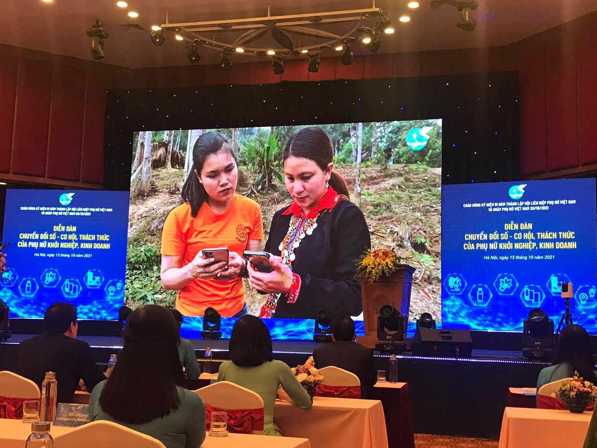 Diễn đàn được tổ chức dưới hình thức vừa trực tiếp vừa trực tuyến Diễn đàn được tổ chức dưới hình thức vừa trực tiếp vừa trực tuyến