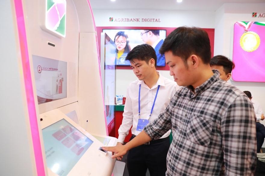 Khách hàng trải nghiệm dịch vụ Agribank Digital – 1 chạm đa tiện ích