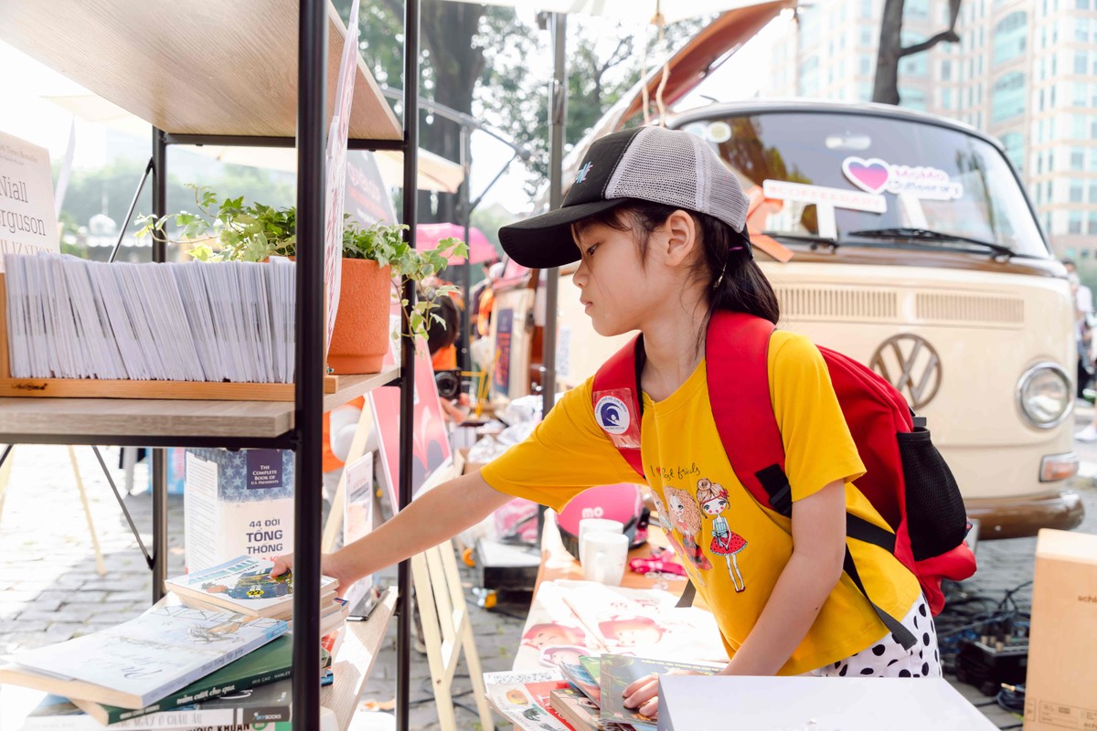 Các bạn nhỏ cũng háo hức mang sách đến quyên góp Các bạn nhỏ cũng háo hức mang sách đến quyên góp