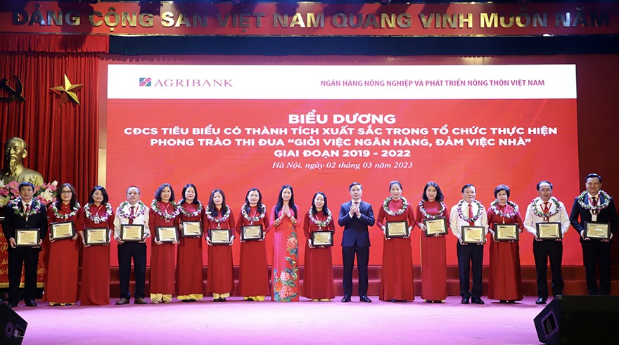 Hội nghị đã vinh danh các công đoàn cơ sở tiêu biểu có thành tích xuất sắc trong tổ chức thực hiện phong trào thi đua “Giỏi việc ngân hàng, đảm việc nhà” giai đoạn 2019 -2022