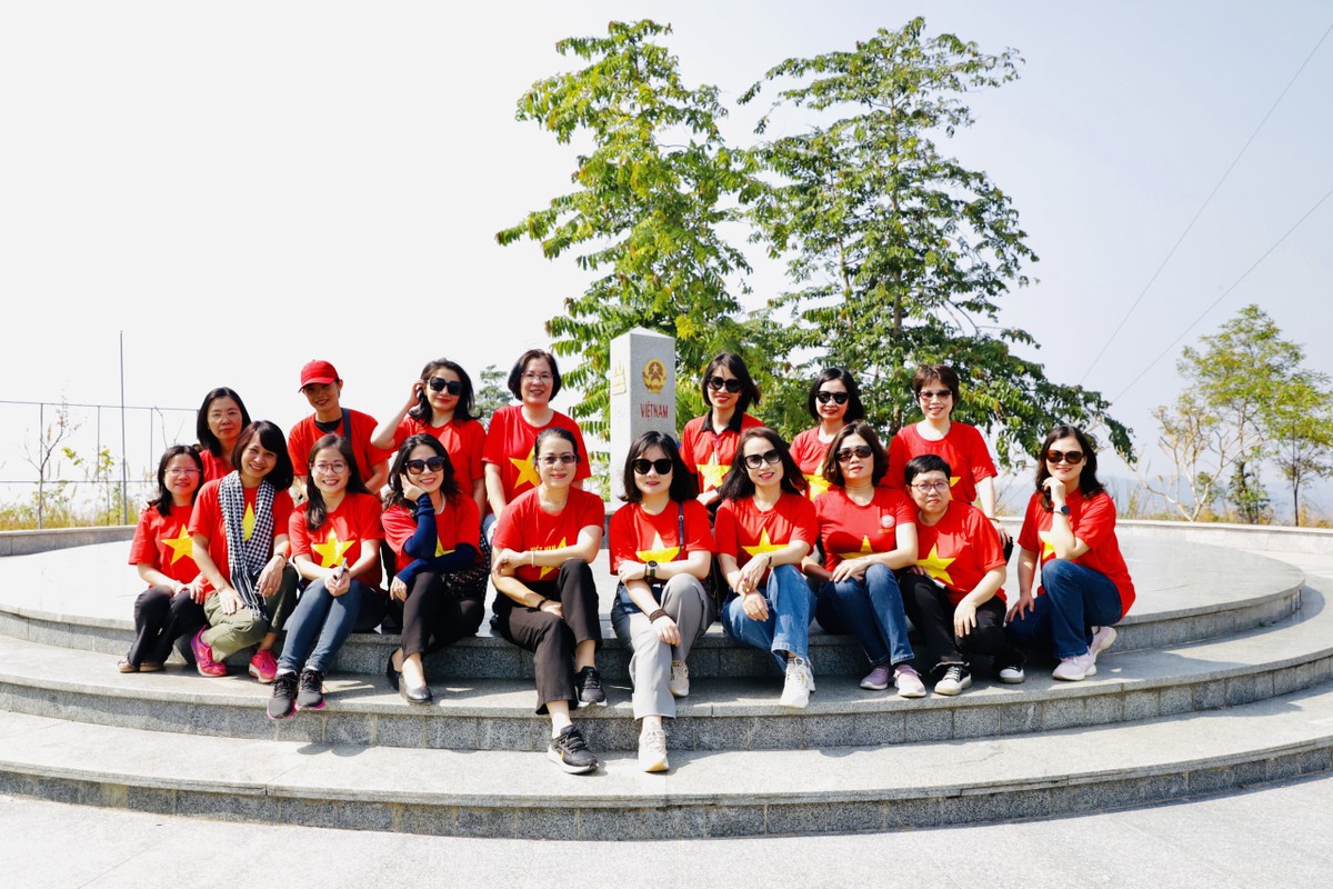 Bà Từ Thị Kim Thanh, Thành viên Hội đồng thành viên Agribank (hàng trước, thứ 3 từ phải sang), bà Nguyễn Thị Phượng, Phó Tổng giám đốc Agribank (hàng trước, thứ 5 từ trái sang), bà Hà Thị Thanh Hòa, Phó Giám đốc Agribank Kon Tum (hàng sau, đầu tiên, bên trái) cùng đoàn công tác báo chí chụp ảnh lưu niệm tại ngã ba biên giới (ngã ba Đông Dương) Ngọc Hồi, Kon Tum (tháng 3/2023).