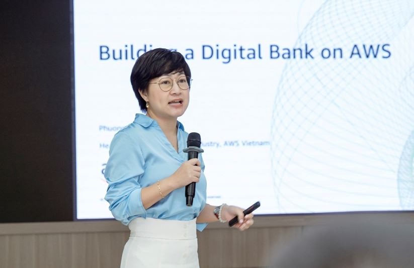 Bà Trần Hoài Phương - Head of Financial Services Industry, Amazon Web Services trình bày tham luận: “Building a Digital Bank on AWS”. Bà Trần Hoài Phương - Head of Financial Services Industry, Amazon Web Services trình bày tham luận: “Building a Digital Bank on AWS”.