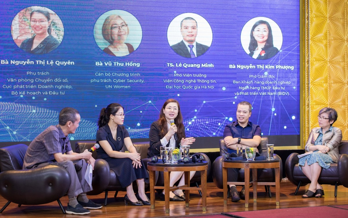 Bà Nguyễn Thị Kim Phượng - Phó Giám đốc Ban Khách hàng doanh nghiệp BIDV, cùng các diễn giả tham gia Chương trình Bà Nguyễn Thị Kim Phượng - Phó Giám đốc Ban Khách hàng doanh nghiệp BIDV, cùng các diễn giả tham gia Chương trình