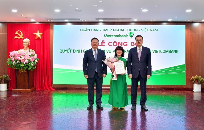 Ông Phạm Quang Dũng, Bí thư Đảng ủy, Chủ tịch Hội đồng Quản trị Vietcombank (bên phải) và Tổng Giám đốc Vietcombank Nguyễn Thanh Tùng (bên trái) trao Quyết định và tặng hoa chúc mừng bà Lê Thị Huyền Diệu- phụ trách Kế toán của Vietcombank Ông Phạm Quang Dũng, Bí thư Đảng ủy, Chủ tịch Hội đồng Quản trị Vietcombank (bên phải) và Tổng Giám đốc Vietcombank Nguyễn Thanh Tùng (bên trái) trao Quyết định và tặng hoa chúc mừng bà Lê Thị Huyền Diệu- phụ trách Kế toán của Vietcombank