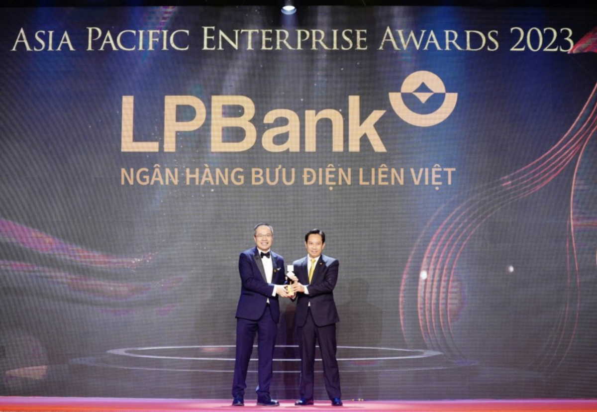Ông Lê Minh Tâm, Thành viên Hội đồng Quản trị đại diện LPBank (bên phải) nhận giải Doanh nghiệp xuất sắc châu Á 2023.