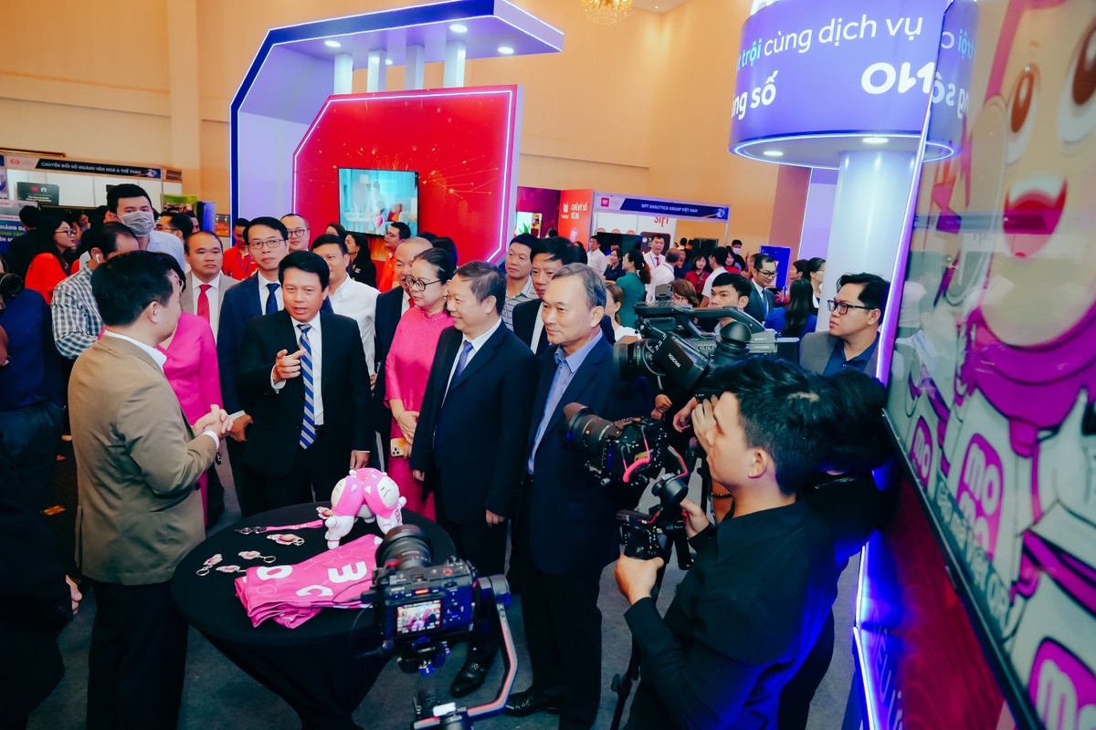 Ông Phạm Tiến Dũng, Phó Thống đốc Ngân hàng Nhà nước; Ông Dương Anh Đức, Thành Ủy viên, Phó Chủ tịch UBND TP.HCM cùng các khách mời tham quan các gian hàng triển lãm công nghệ Ông Phạm Tiến Dũng, Phó Thống đốc Ngân hàng Nhà nước; Ông Dương Anh Đức, Thành Ủy viên, Phó Chủ tịch UBND TP.HCM cùng các khách mời tham quan các gian hàng triển lãm công nghệ