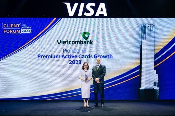 Bà Trần Thị Hạnh, Trưởng phòng Phát triển Sản phẩm Bán lẻ Vietcombank (bên trái) nhận giải thưởng Bà Trần Thị Hạnh, Trưởng phòng Phát triển Sản phẩm Bán lẻ Vietcombank (bên trái) nhận giải thưởng