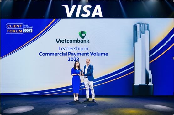 Bà Vũ Thị Hồng Nhung, Phó Trưởng phòng Chính sách Sản phẩm Bán buôn Vietcombank (bên trái) nhận giải thưởng Bà Vũ Thị Hồng Nhung, Phó Trưởng phòng Chính sách Sản phẩm Bán buôn Vietcombank (bên trái) nhận giải thưởng