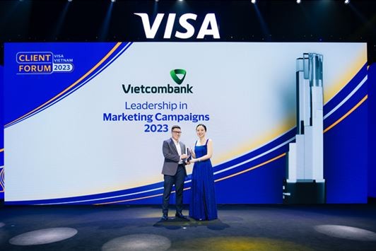 Ông Lê Văn Việt, Phó Trưởng phòng Marketing Bán lẻ Vietcombank (bên trái) nhận giải thưởng Ông Lê Văn Việt, Phó Trưởng phòng Marketing Bán lẻ Vietcombank (bên trái) nhận giải thưởng