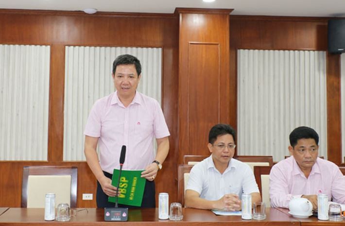 Giám đốc chi nhánh NHCSXH TP Hồ Chí Minh, Trần Văn Tiên báo cáo tại buổi làm việc Giám đốc chi nhánh NHCSXH TP Hồ Chí Minh, Trần Văn Tiên báo cáo tại buổi làm việc