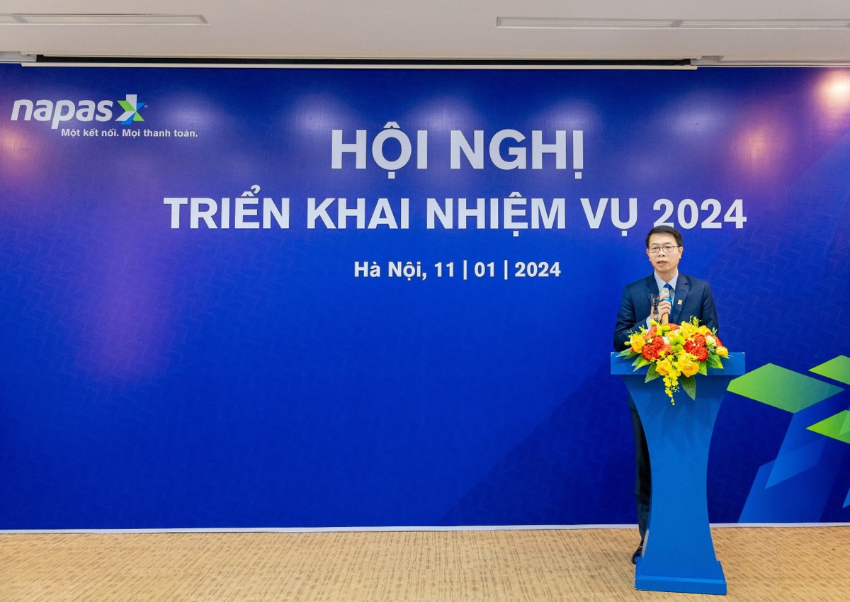 Ông Nguyễn Quang Hưng, Chủ tịch HĐQT NAPAS trình bày báo cáo kết quả hoạt động năm 2023 Ông Nguyễn Quang Hưng, Chủ tịch HĐQT NAPAS trình bày báo cáo kết quả hoạt động năm 2023