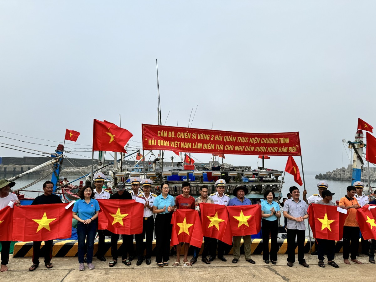 Hàng vạn tàu cá của ngư dân được hình thành từ nguồn vốn vay của Agribank. Agribank mong muốn luôn đồng hành cùng với ngư dân vươn khơi bám biển để phát triển bền vững kinh tế biển, để Việt Nam là một nước mạnh về biển.