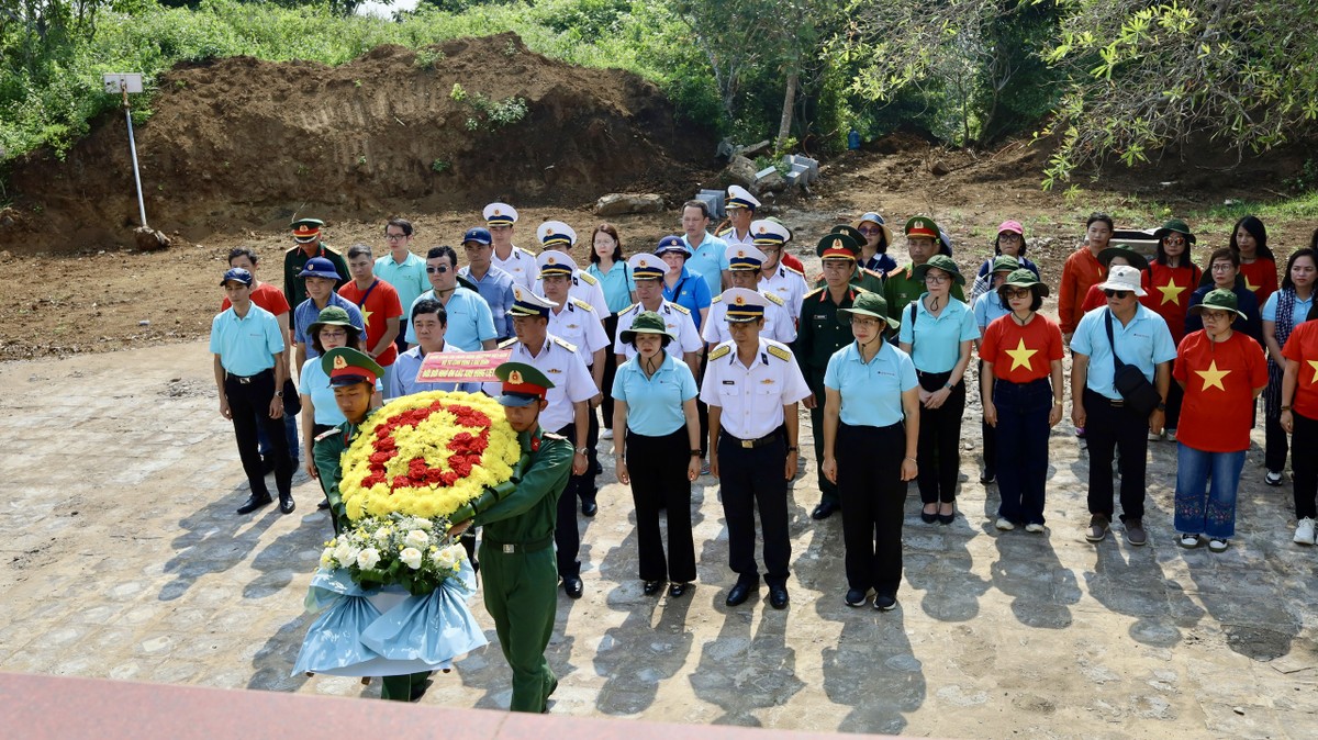 Đoàn công tác dâng hương tại Đài tưởng niệm các anh hùng liệt sỹ tại huyện đảo Cồn Cỏ, tỉnh Quảng Trị.