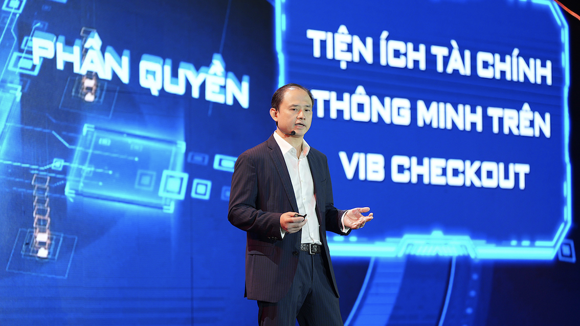 Ông Trần Nhất Minh trình bày tham luận tại Hội nghị.