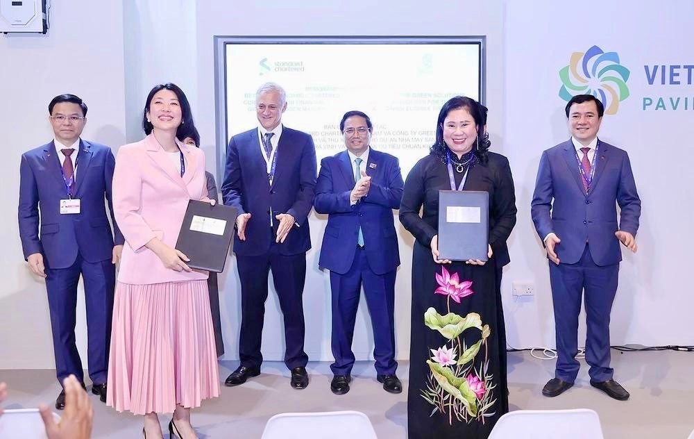 Lễ ký Biên bản ghi nhớ (MoU) giữa Standard Chartered và Green Solutions tại Hội nghị Liên hợp quốc về Biến đổi khí hậu lần thứ 28 (COP28) tại Dubai vào tháng 12/2023, với sự chứng kiến của Thủ tướng Chính phủ Việt Nam Phạm Minh Chính và Tổng giám đốc Tập đoàn Ngân hàng Standard Chartered Bill Winters. Lễ ký Biên bản ghi nhớ (MoU) giữa Standard Chartered và Green Solutions tại Hội nghị Liên hợp quốc về Biến đổi khí hậu lần thứ 28 (COP28) tại Dubai vào tháng 12/2023, với sự chứng kiến của Thủ tướng Chính phủ Việt Nam Phạm Minh Chính và Tổng giám đốc Tập đoàn Ngân hàng Standard Chartered Bill Winters.