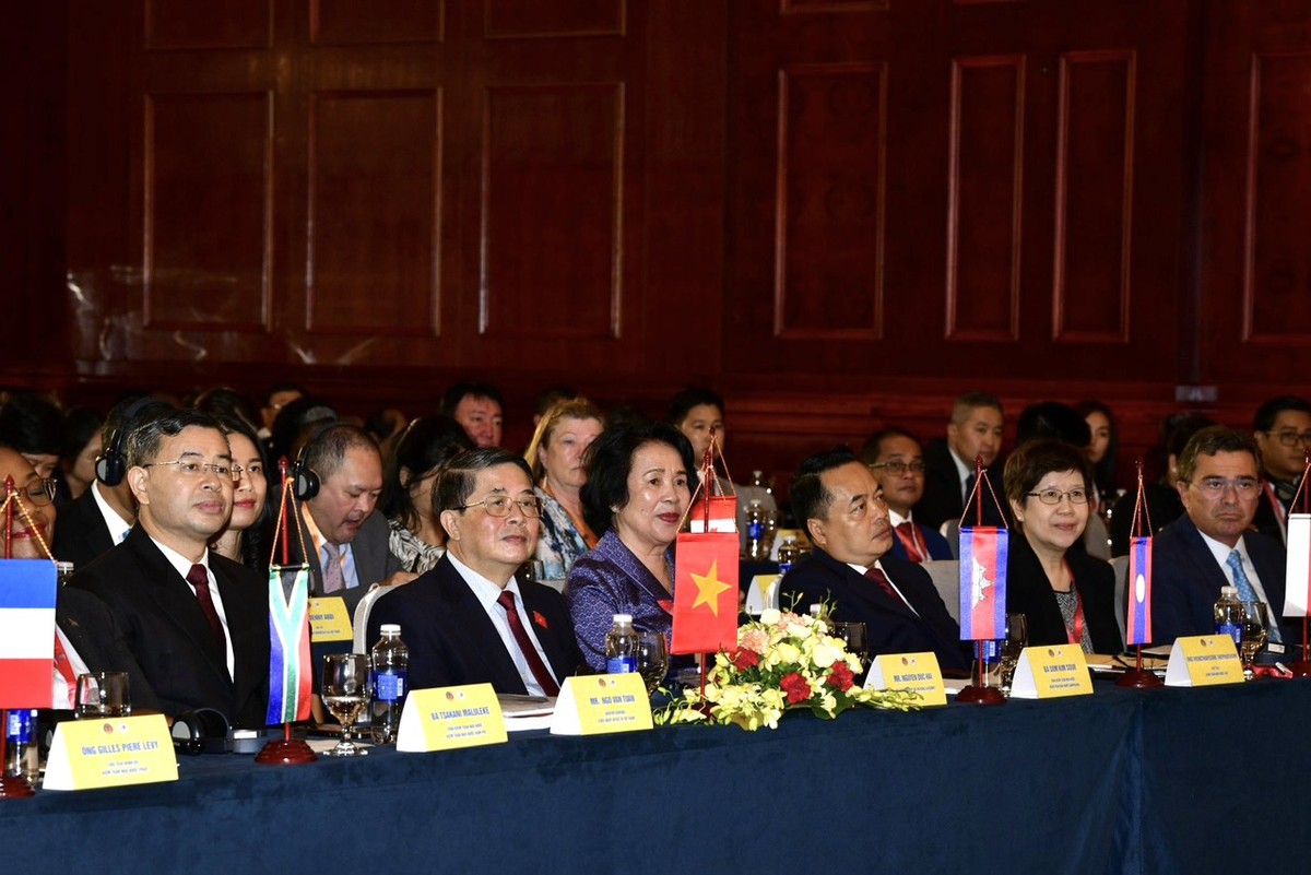 Hội thảo có sự tham dự của hơn 100 khách mời, gồm các đại biểu quốc tế và trong nước Hội thảo có sự tham dự của hơn 100 khách mời, gồm các đại biểu quốc tế và trong nước