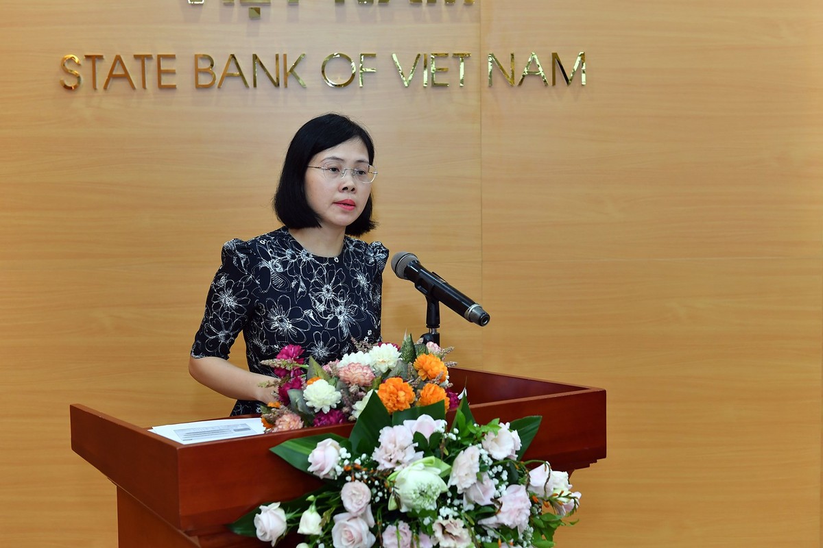 Bà Mai Thị Trang, Phó vụ trưởng Vụ Chính sách tiền tệ, NHNN trình bày tham luận tại sự kiện Bà Mai Thị Trang, Phó vụ trưởng Vụ Chính sách tiền tệ, NHNN trình bày tham luận tại sự kiện