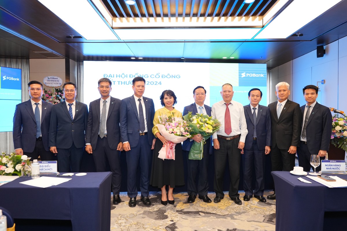 Đại diện lãnh đạo NHNN và PGBank chúc mừng 02 thành viên HĐQT độc lập Đại diện lãnh đạo NHNN và PGBank chúc mừng 02 thành viên HĐQT độc lập