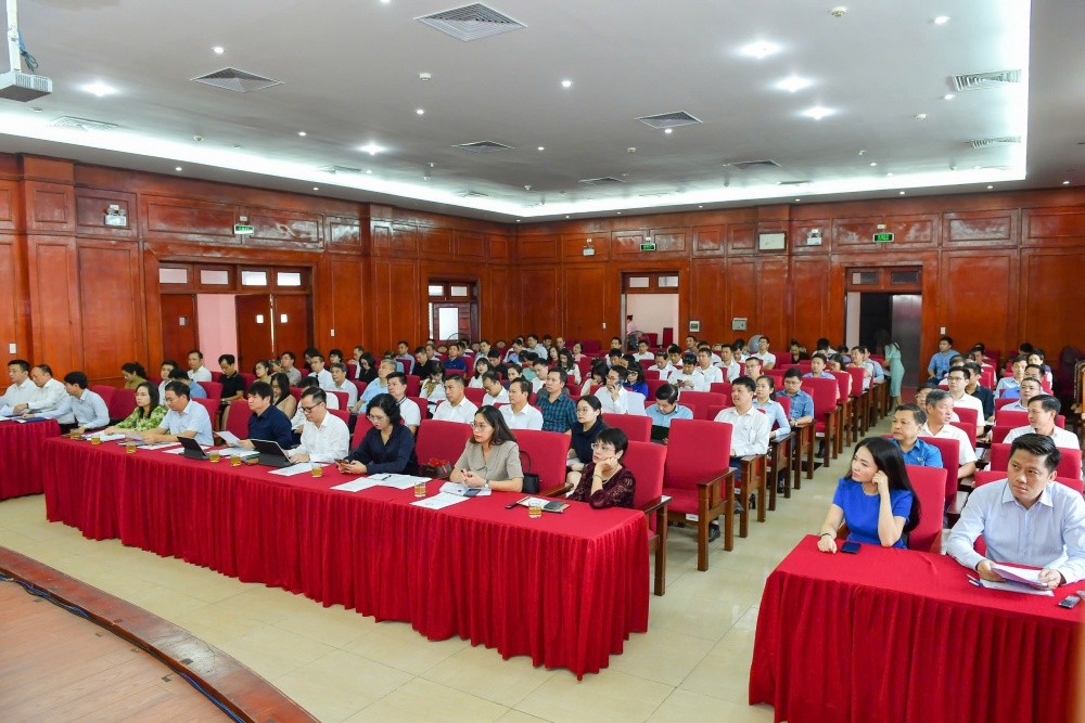 Phó Thống đốc Đào Minh Tú chủ trì buổi làm việc với sự tham dự của lãnh đạo các Vụ cục: Vụ Tín dụng các ngành Kinh tế, Vụ Tài chính kế toán, Văn Phòng, Vụ Chính sách tiền tệ, Vụ Truyền thông, Cục phát hành kho quỹ, Giám đốc NHNN chi nhánh tỉnh Quảng Ninh và Hải Phòng, cùng lãnh đạo các ngân hàng thương mại. Phó Thống đốc Đào Minh Tú chủ trì buổi làm việc với sự tham dự của lãnh đạo các Vụ cục: Vụ Tín dụng các ngành Kinh tế, Vụ Tài chính kế toán, Văn Phòng, Vụ Chính sách tiền tệ, Vụ Truyền thông, Cục phát hành kho quỹ, Giám đốc NHNN chi nhánh tỉnh Quảng Ninh và Hải Phòng, cùng lãnh đạo các ngân hàng thương mại.