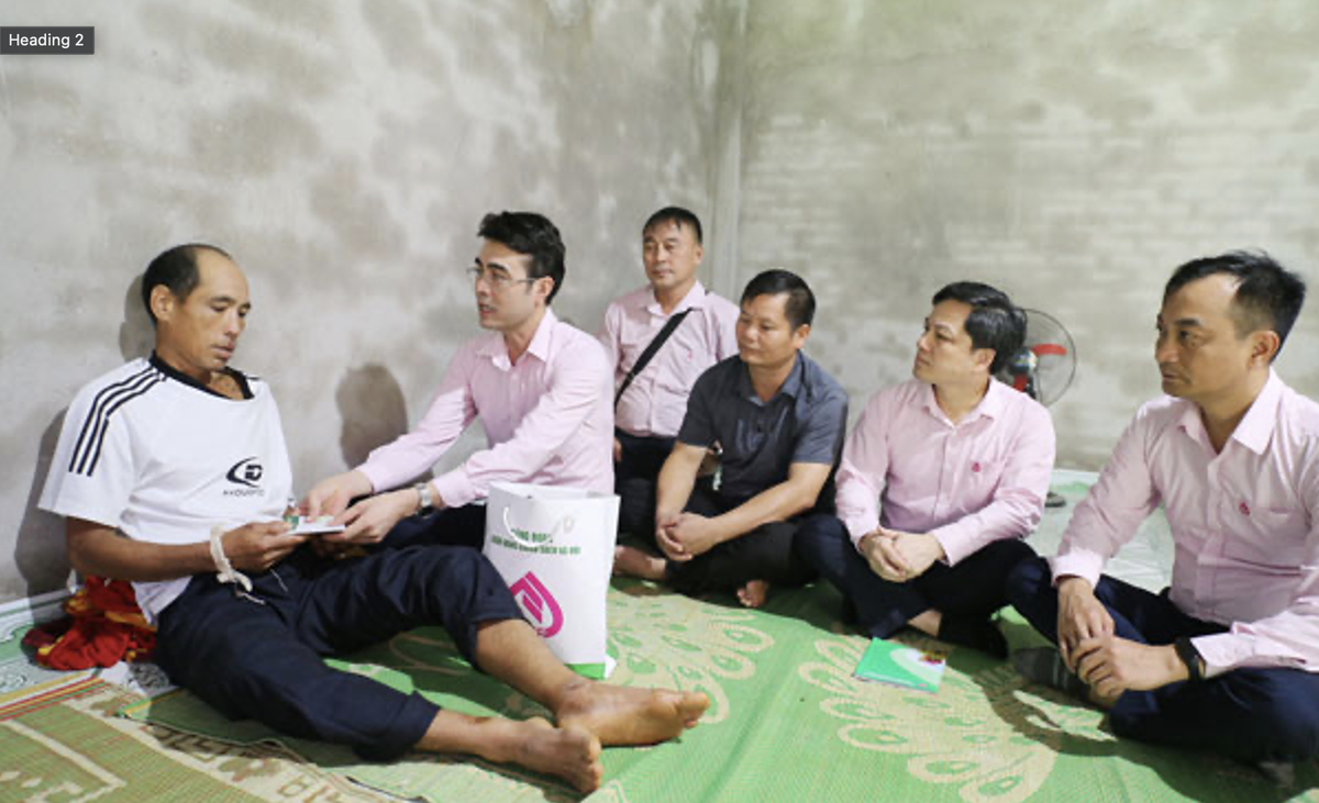 Phó tổng giám đốc Nguyễn Đức Hải động viên ông Xa Văn Xộm cố gắng vượt qua mọi khó khăn để ổn định cuộc sống