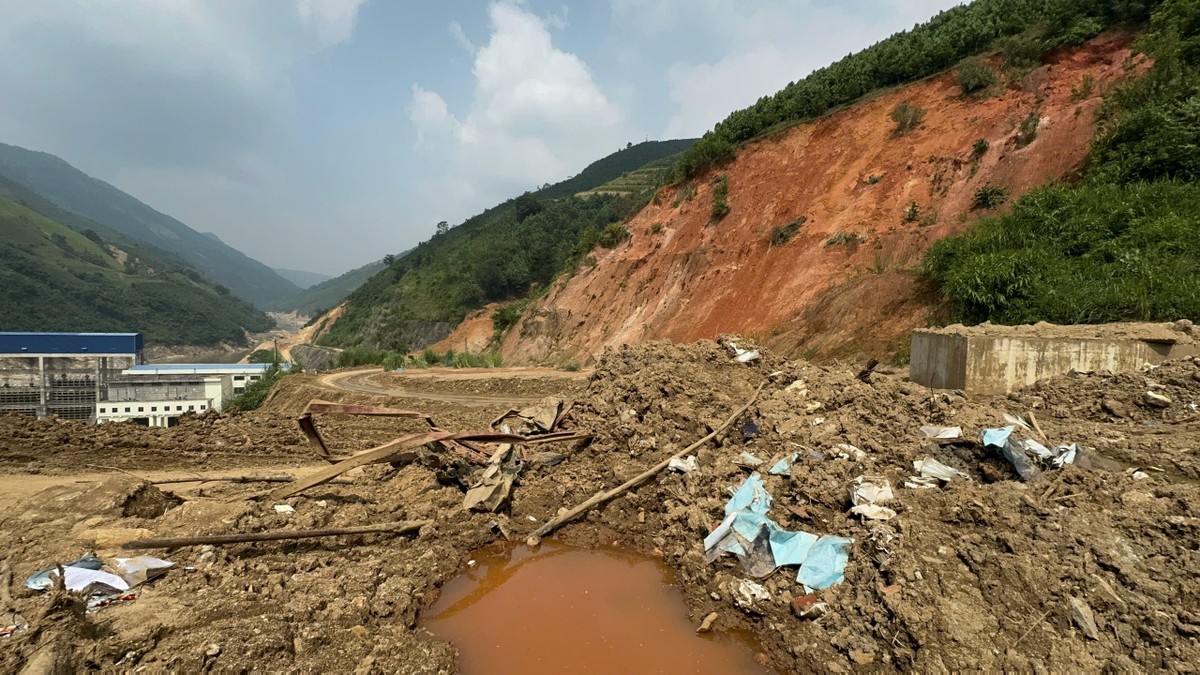 Tính đến ngày 27/9 tức là 17 ngày đã qua, nhưng Thuỷ điện Nậm Lúc vẫn ngổn ngang sau cơn bão lũ. Địa điểm nhà điều hành giờ chỉ còn lại vũng nước khá sâu khoảng 4m.