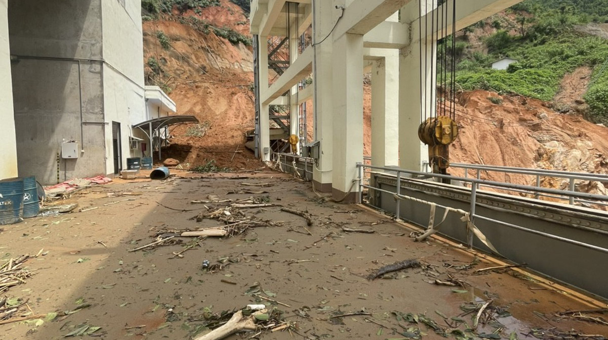 Một phần quang cảnh Thuỷ điện Nậm Lúc ngay khi các lưc lượng cứu trợ tiếp cận được sau lũ lụt (Ảnh do cán bộ Nhà máy cung cấp)