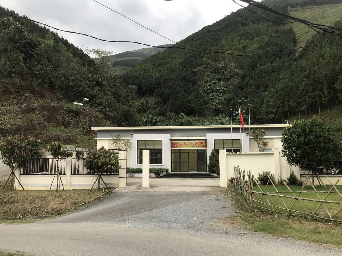 Ông Nguyễn Tất Anh chia sẻ, nhà điều hành của Thuỷ điện Nậm Lúc được xây dựng kiên cố với phía sau có 1 dãy nhà ở và 1 dãy nhà bếp và ăn tạo thành hình chữ U. (Hình ảnh nhà điều hành khi chưa bị san bằng được cán bộ Thuỷ điện Nậm Lúc cung cấp).