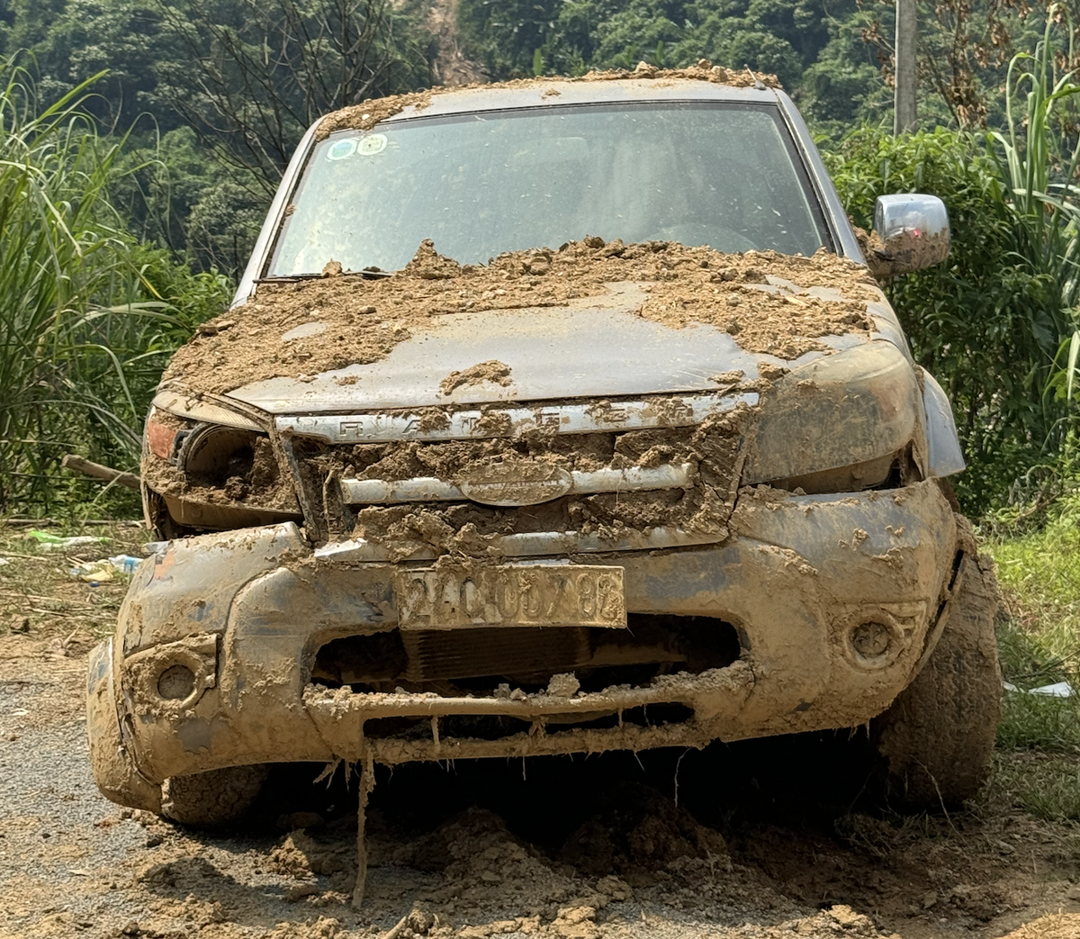 3 chiếc ô tô của Nhà máy sau lũ lụt bị hỏng. 2 chiếc mang đi sửa chữa để sử dụng tiếp còn chiếc còn lại dự kiến “bán đồng nát”