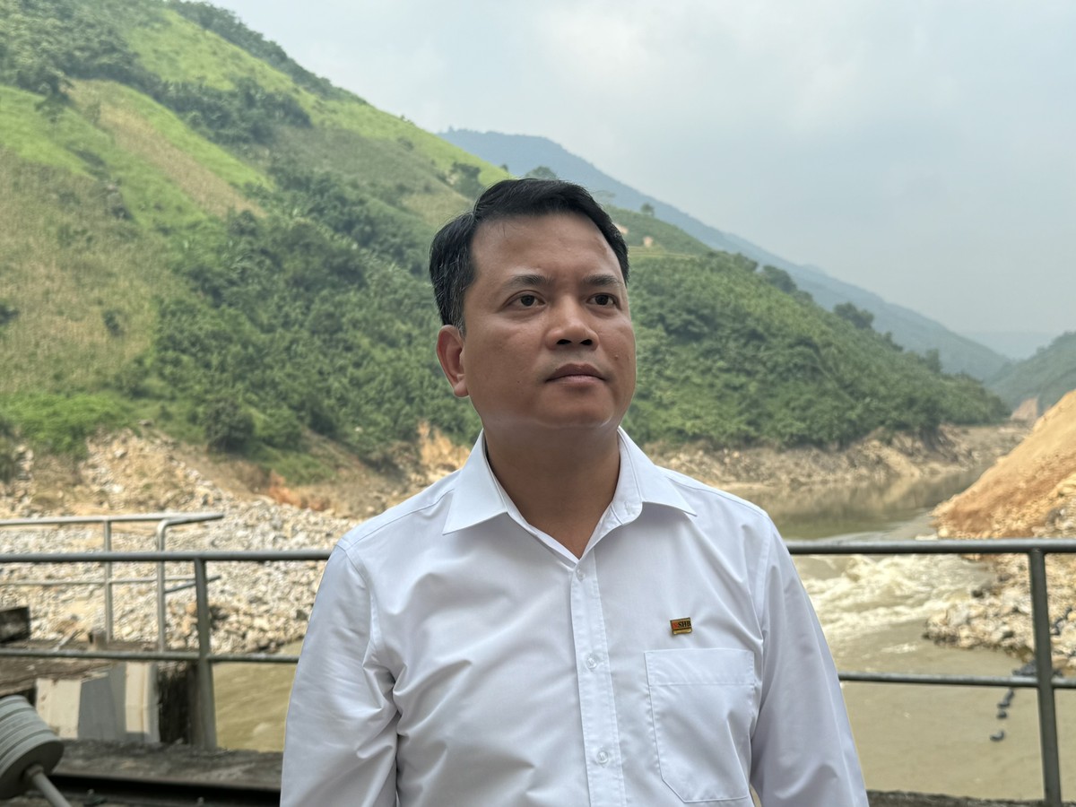 Ông Phạm Quang Huy, Phó Giám đốc SHB Lào Cai trao đổi với phóng viên tại Nhà máy Thuỷ điện Nậm lúc.