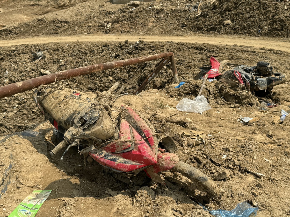 Những xe máy vẫn nằm ngổn ngang chưa thể thu dọn tại khu vực bên ngoài Nhà máy