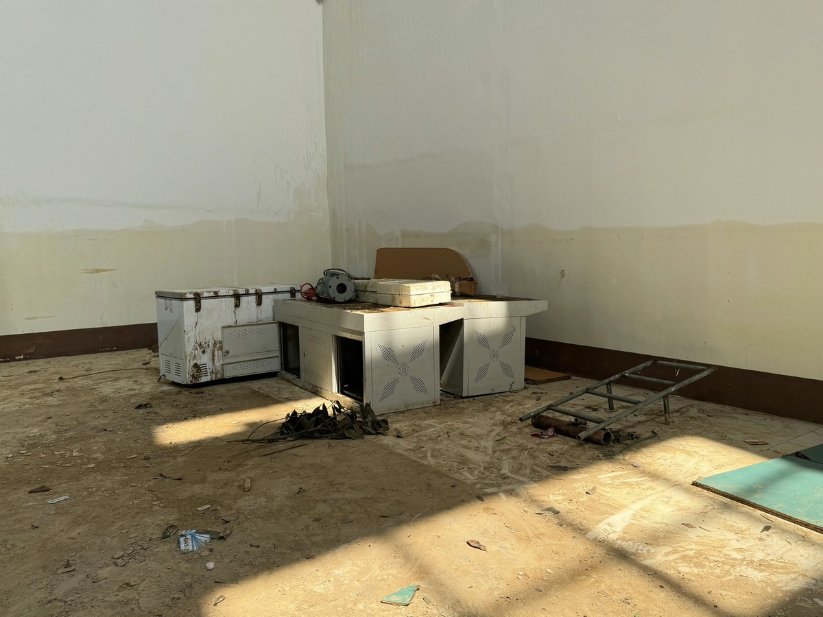 Ông Nguyễn Tất Anh cho biết: &quot;Nước ngập trong nhà máy là nước từ hạ lưu đổ về. Cán bộ, nhân viên đã đắp đập ngăn nước nhưng nước lên cao vượt qua đập ngăn tràn vào nhà máy. Mảng tường màu vàng sẫm đánh dấu mức nước ngập&quot;.